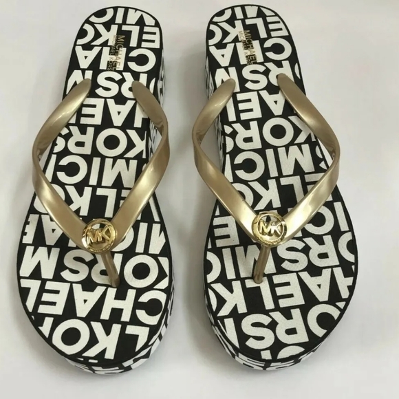 🥰Women's Michael Kors Bedford Platform Wedge Logo Flip Flop Black Gold - Picture 2 of 3